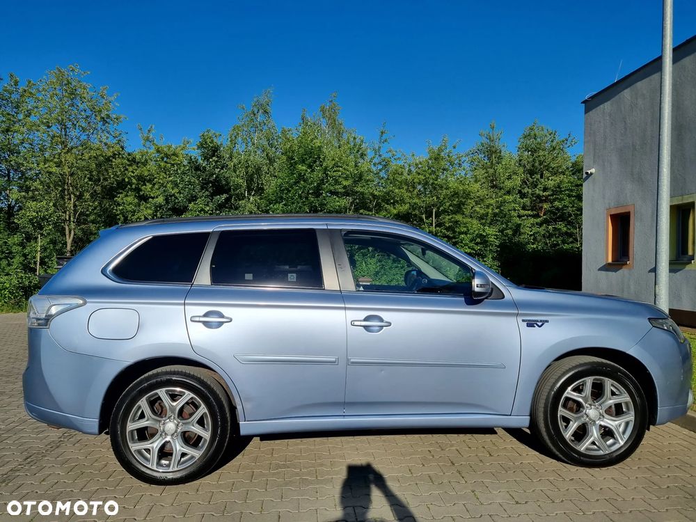 Mitsubishi Outlander Instyle NAVI + - 28