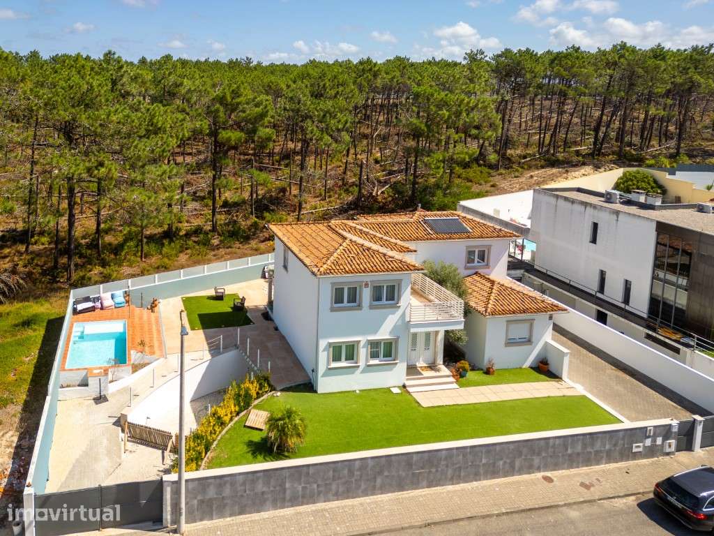 Moradia T3 com piscina e excelente exposição solar na Nazaré - Grande imagem: 2/30