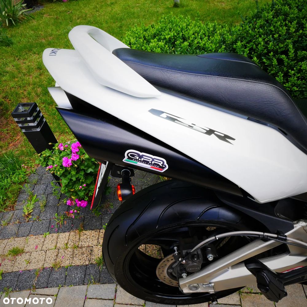 Suzuki GSR - 3