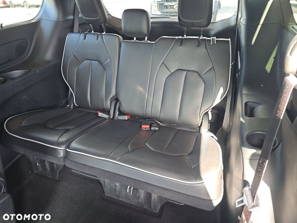 Chrysler Pacifica - 11