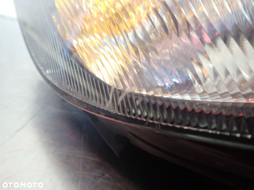 LAMPA PRAWA PRZEDNIA OPEL ZAFIRA A - 2