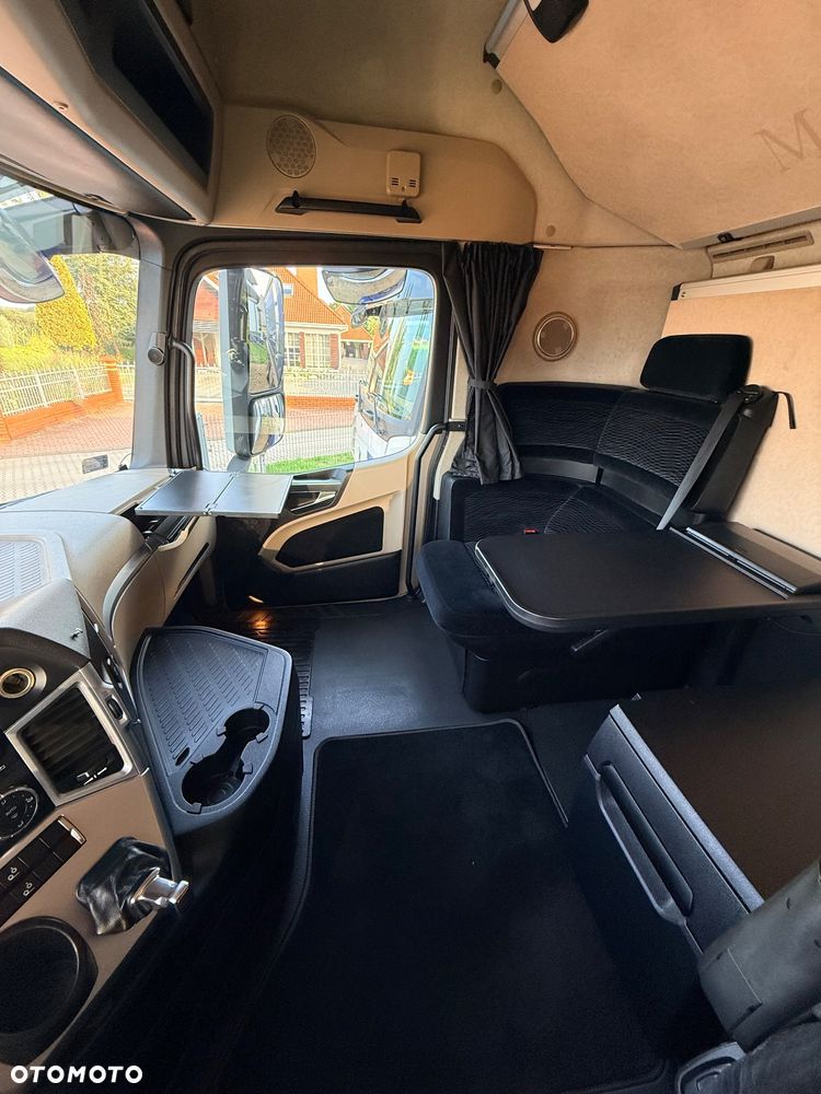 Mercedes-Benz ACTROS MP4 - 12