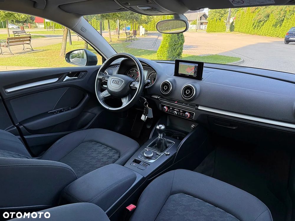 Audi A3 Sportback 1.6 TDI S line Sportpaket - 4