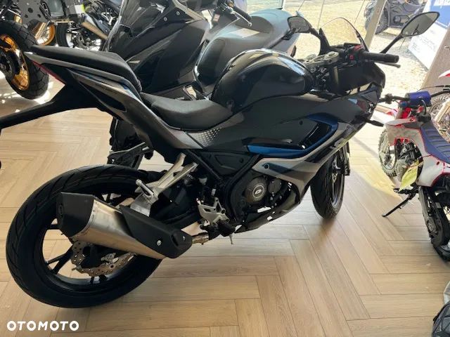 QJMOTOR SRK 125R - 9