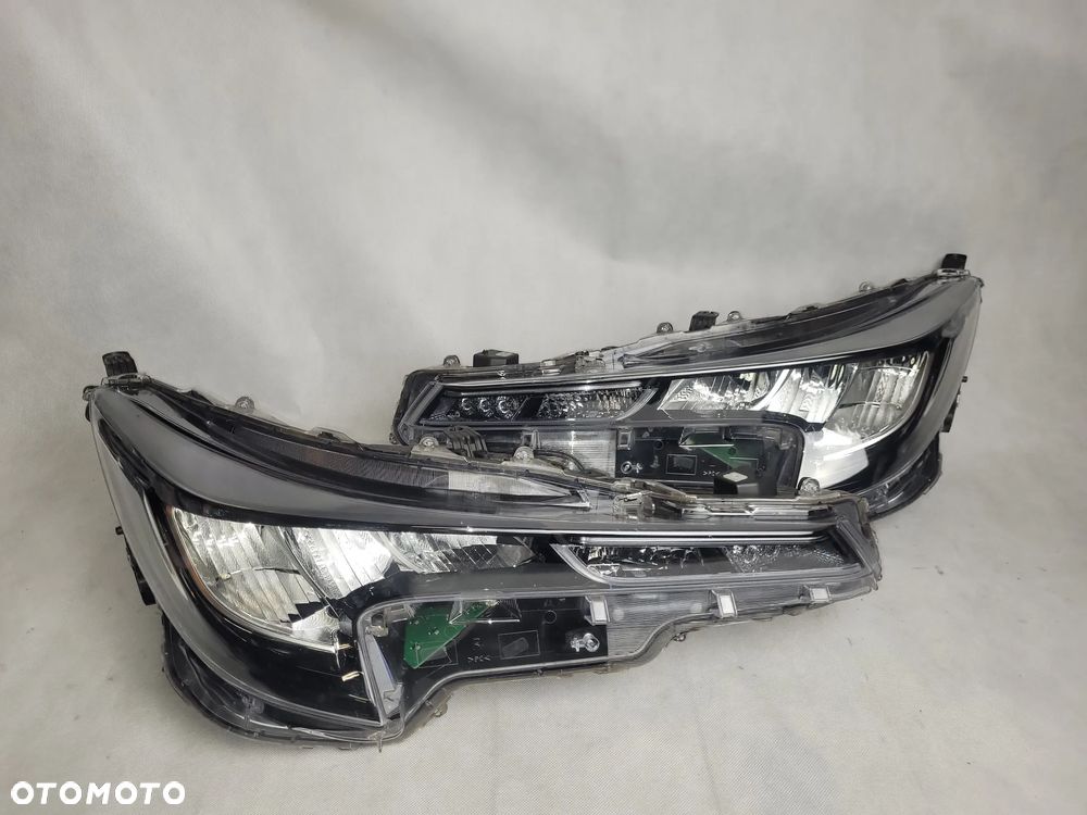 TOYOTA COROLLA E21-LAMPA PRZEDNIA PRZÓD - 4