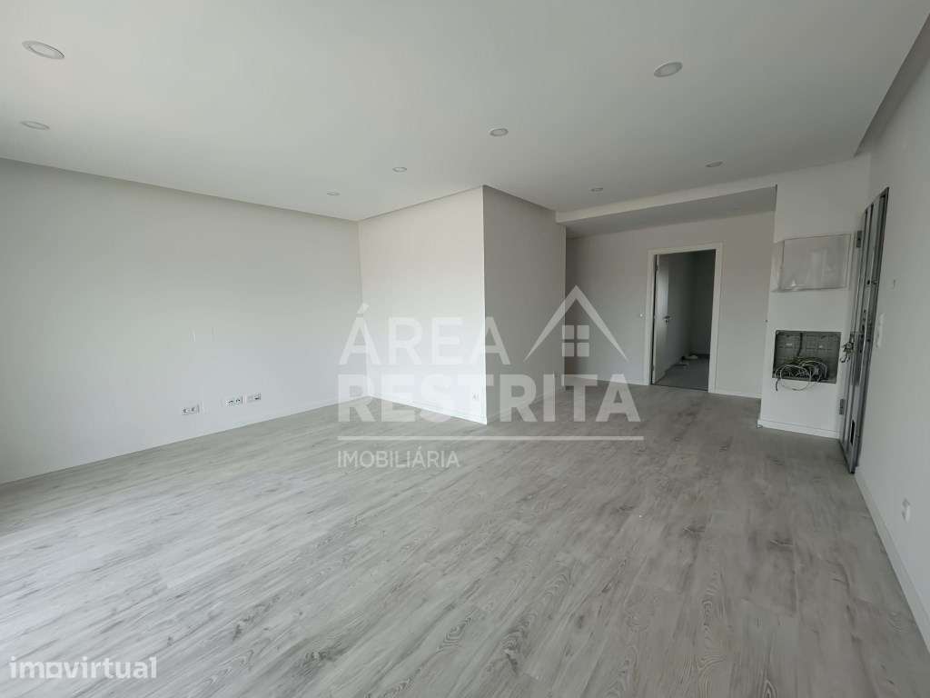 APARTAMENTO T2 NOVO COM TERRAÇO, PARQUEAMENTO E ARRECADAÇAO, CONDOM... - Grande imagem: 3/20