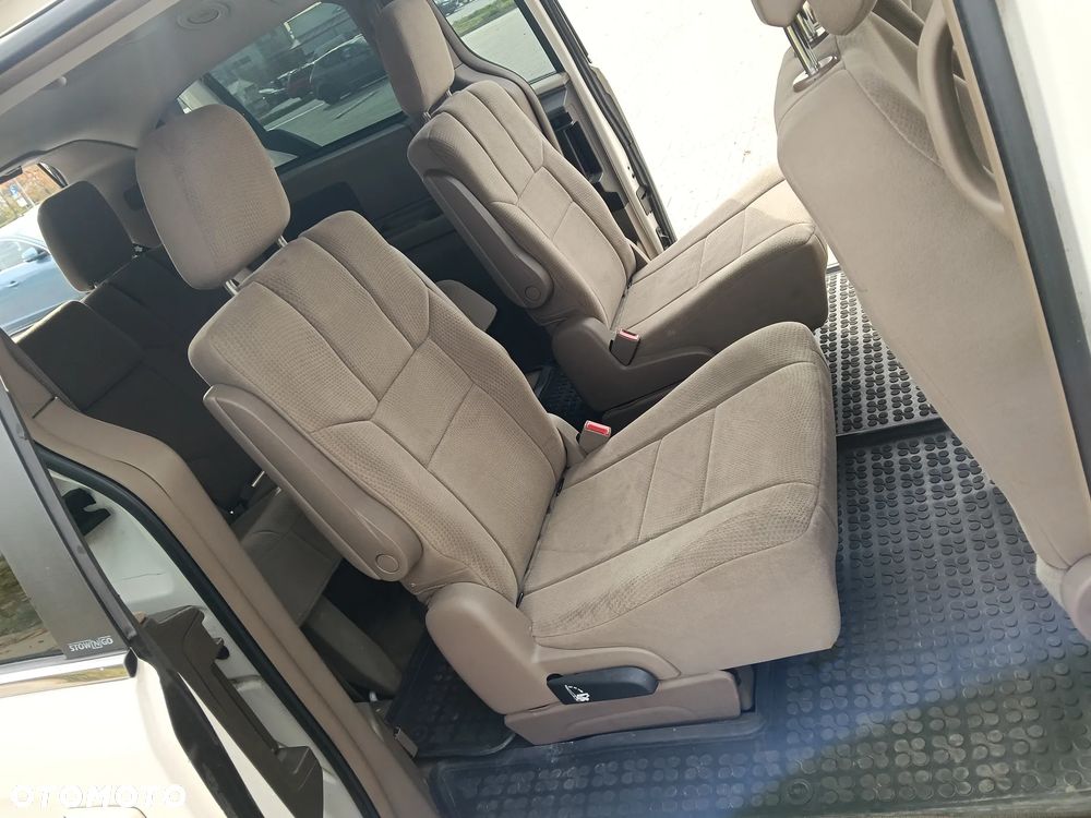 Chrysler Town & Country - 16