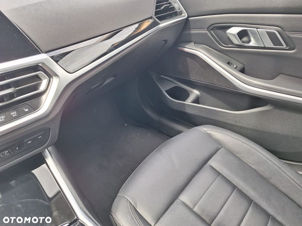 BMW Seria 3 320d xDrive MHEV Luxury Line - 12