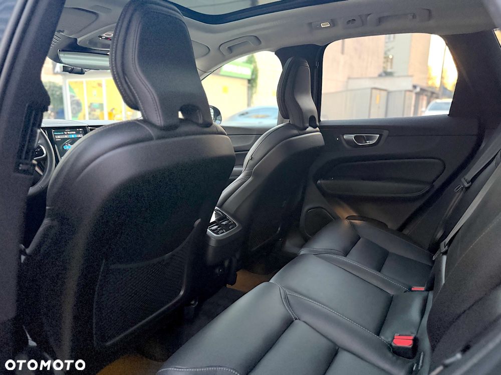 Volvo XC 60 B5 B AWD Ultimate Dark - 17