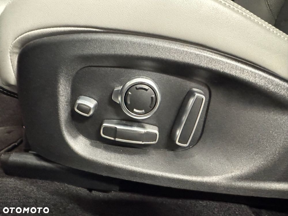 Jaguar E-Pace D165 AWD R-Dynamic S - 28