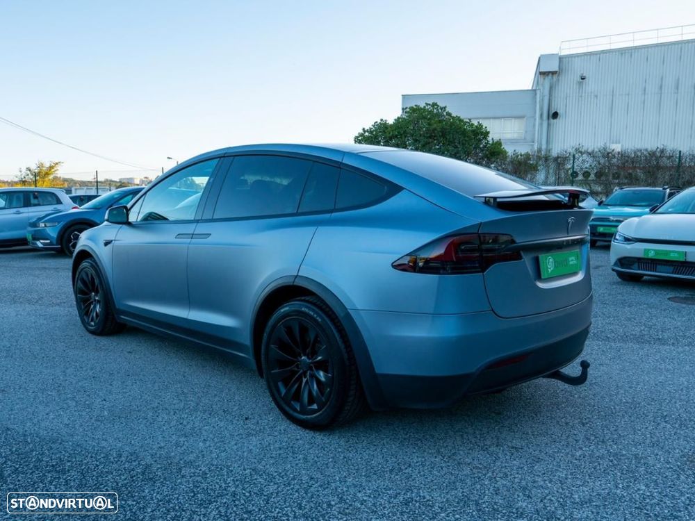 Tesla Model X - 11