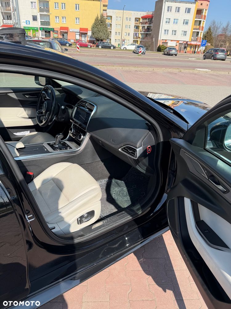 Jaguar XE 2.0 D180 R-Dynamic S - 19