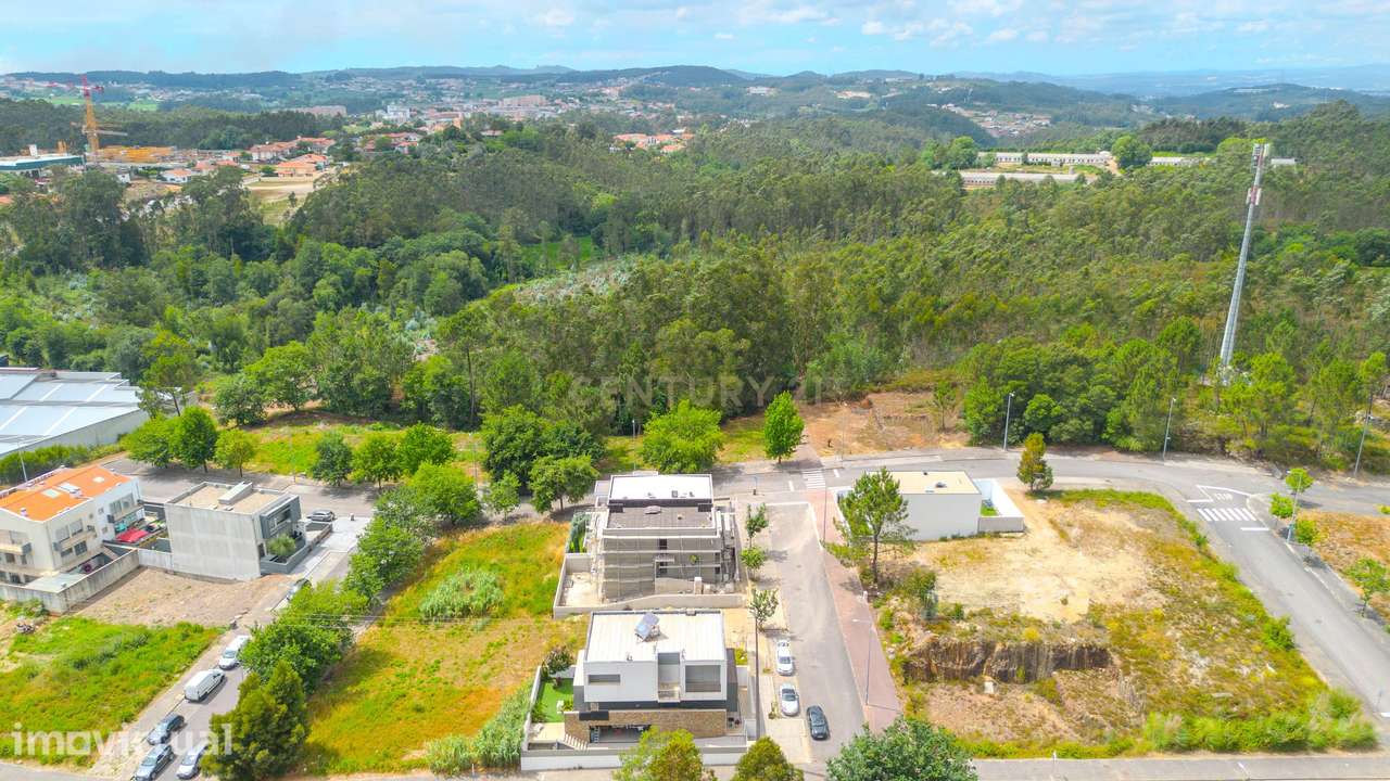 Moradia nova em fase final de construção - Grande imagem: 4/15