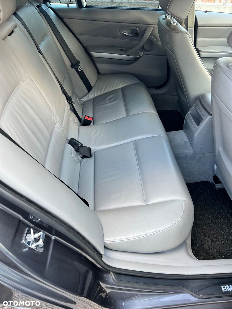 BMW Seria 3 318i Touring - 12