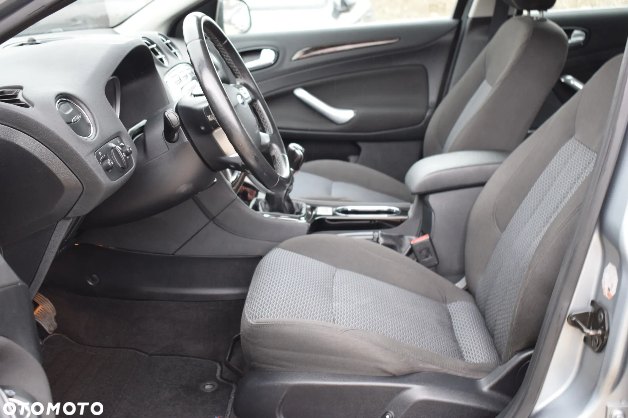 Ford Mondeo 2.0 Ghia - 13