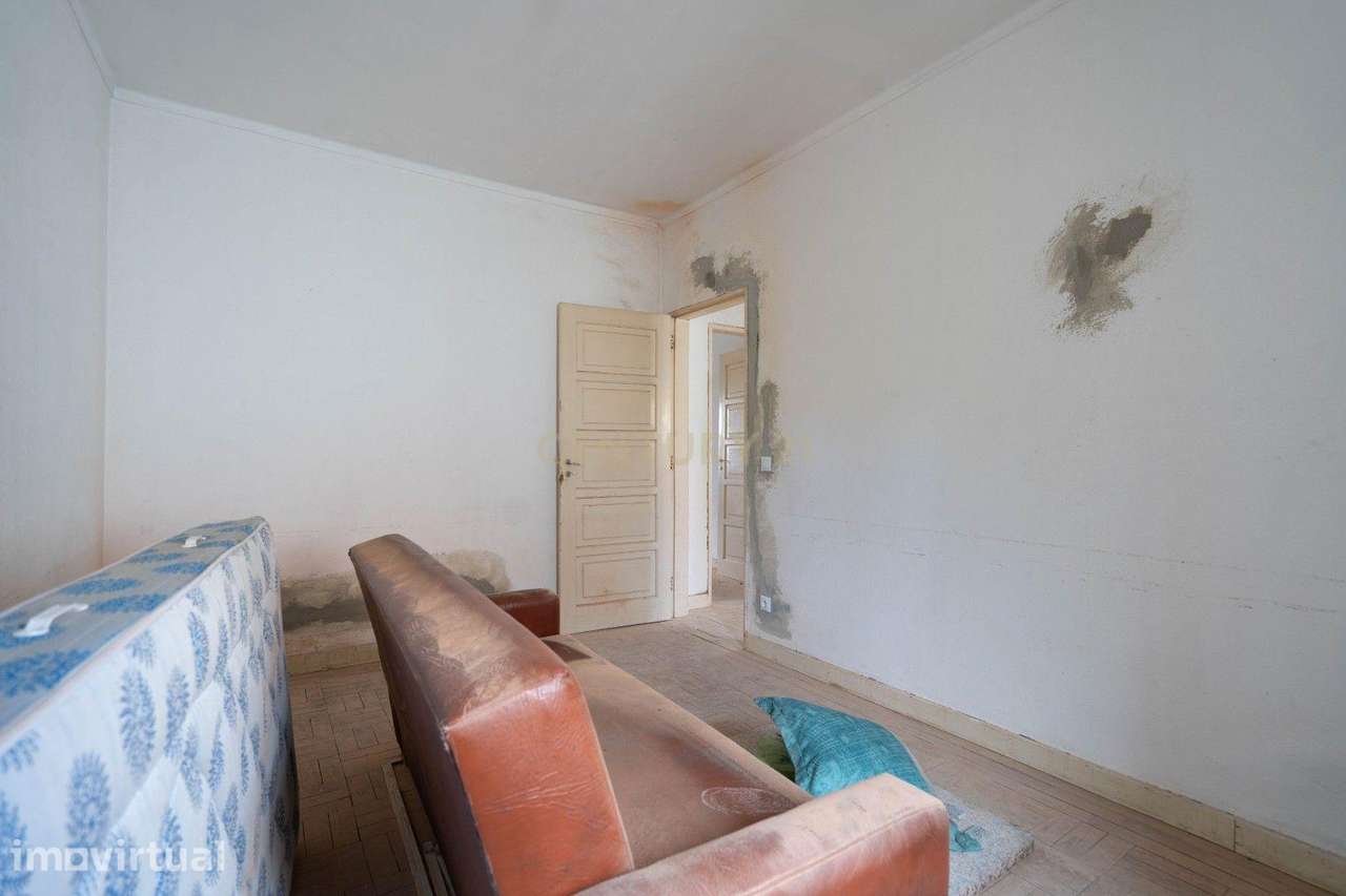 asa de Dois Pisos com Logradouro e Potencial para Duas Habitações | Po - Grande imagem: 4/42