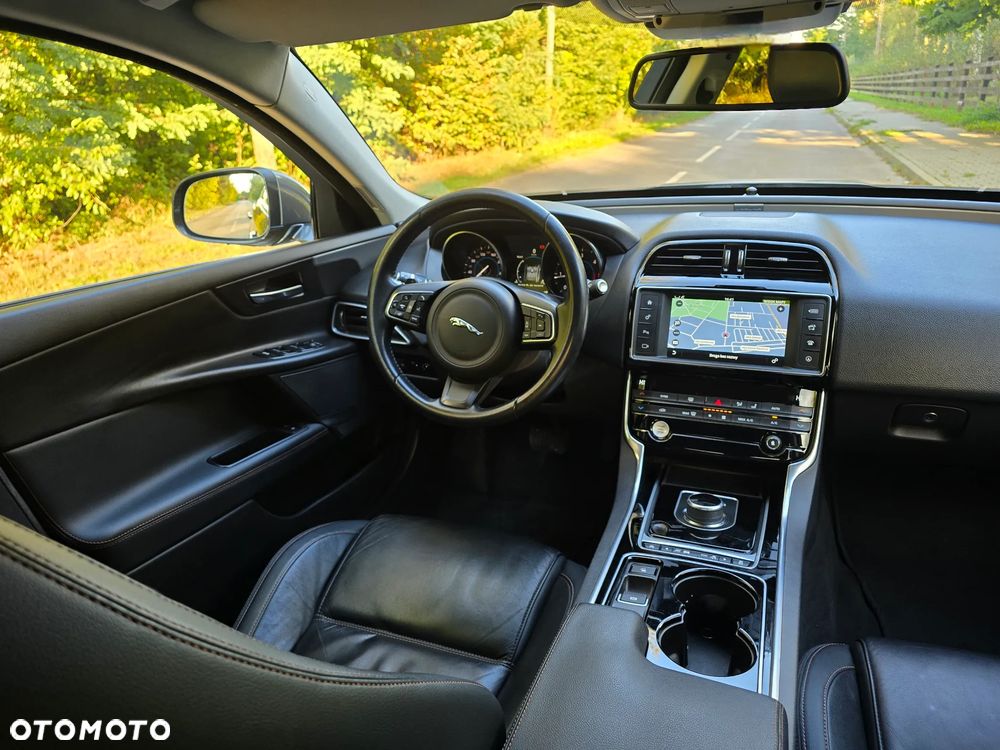 Jaguar XE 2.0 D Prestige - 6