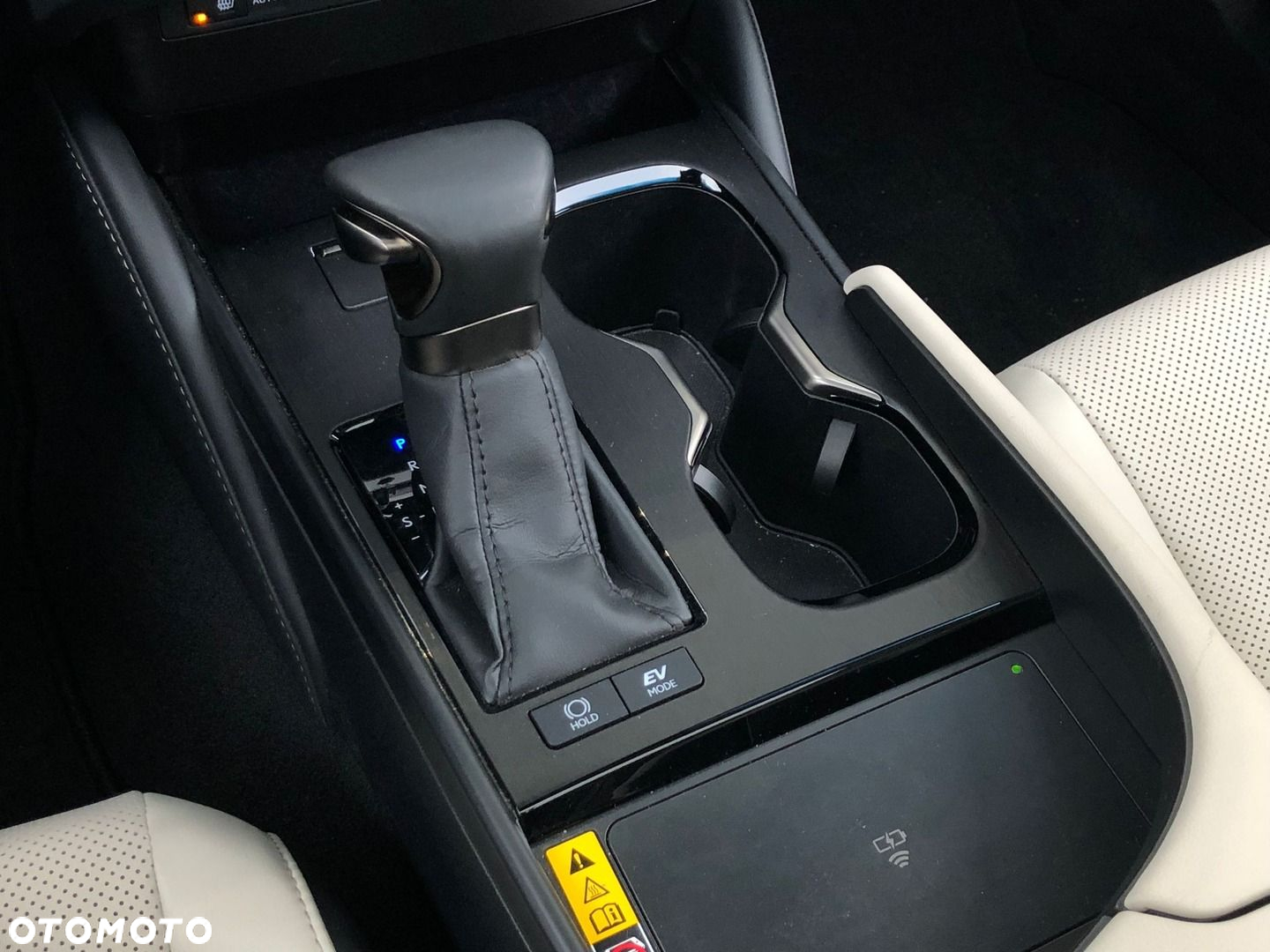 Lexus ES 300h F Sport Design - 23
