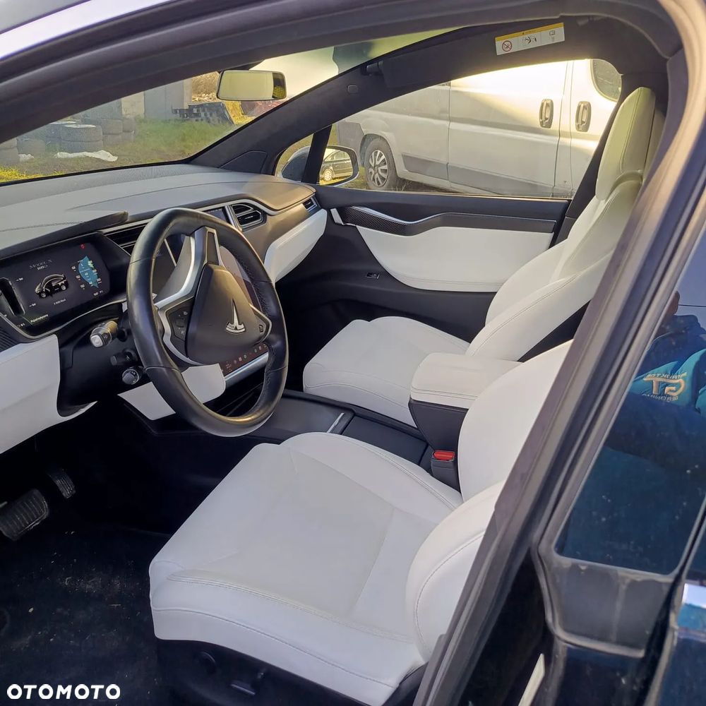 Tesla Model X - 11
