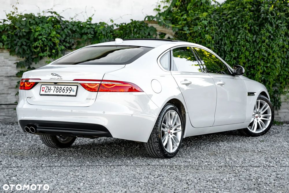 Jaguar XF 20d Prestige - 11