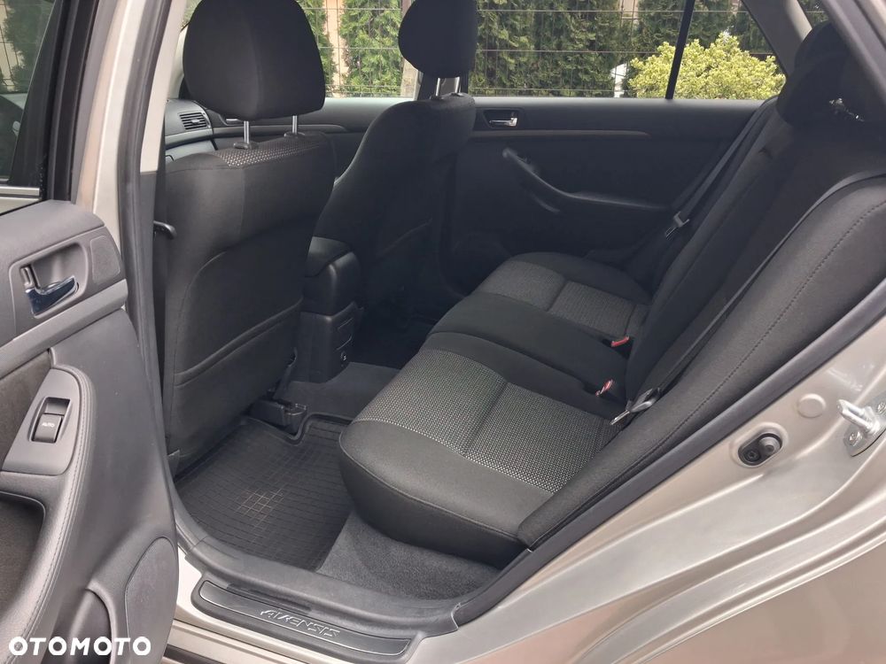 Toyota Avensis 1.8 VVT-i Executive - 11