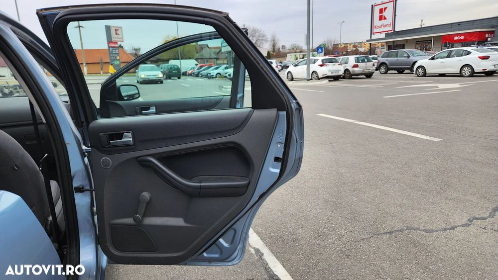 Ford Focus 1.6i Comfort - 22