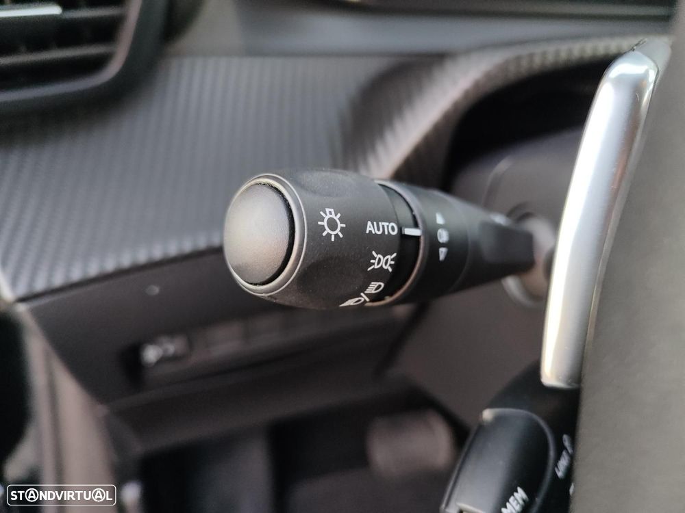 Peugeot 208 1.2 Hybrid Allure e-DCS6 - 12