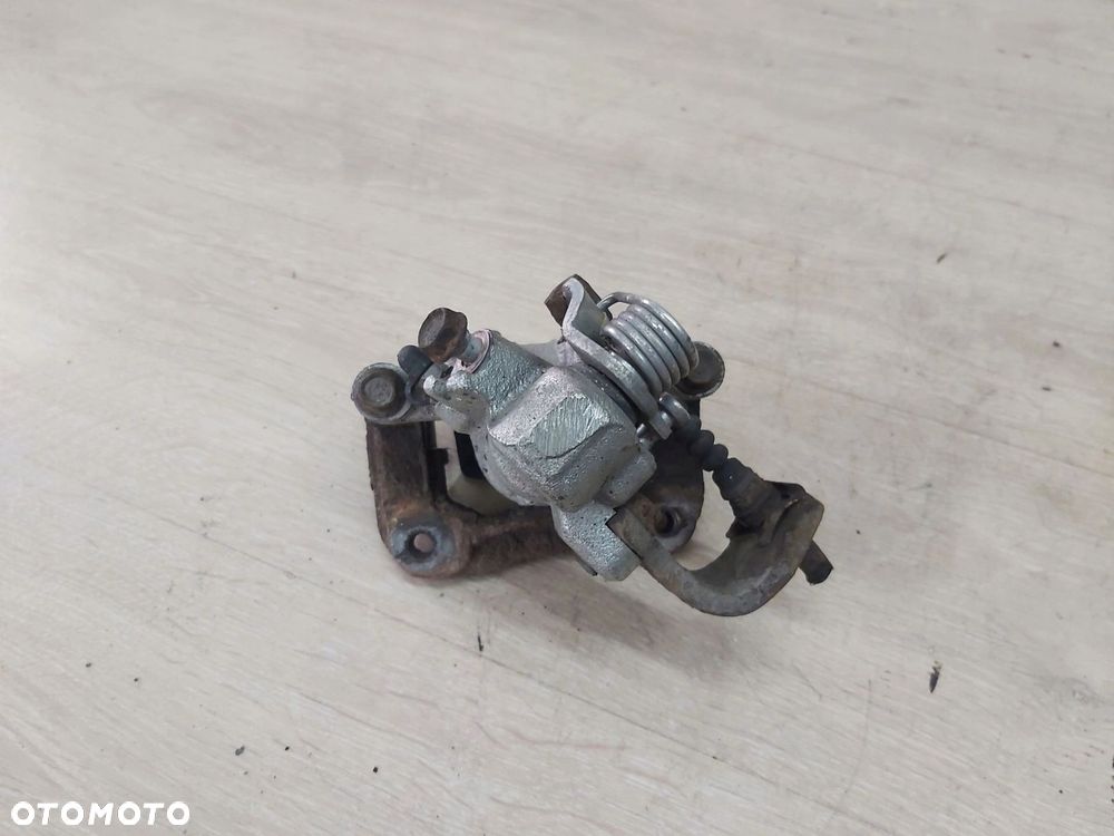 Honda Civic VIII 8 sedan zacisk jarzmo prawy tył SEDAN - 2