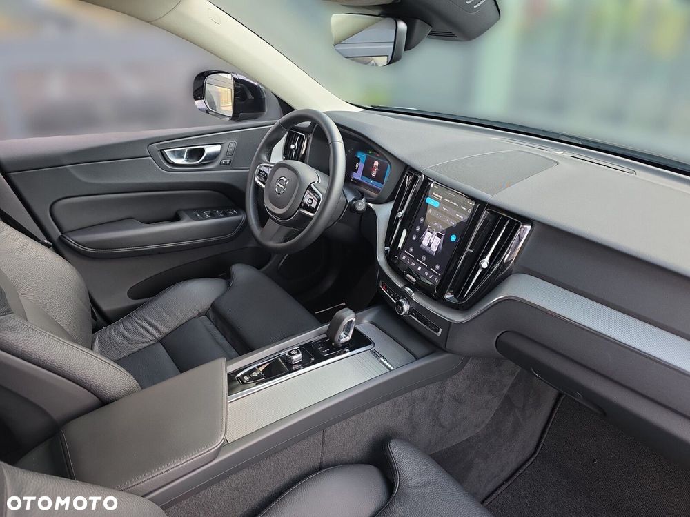 Volvo XC 60 B4 D Plus Dark - 25