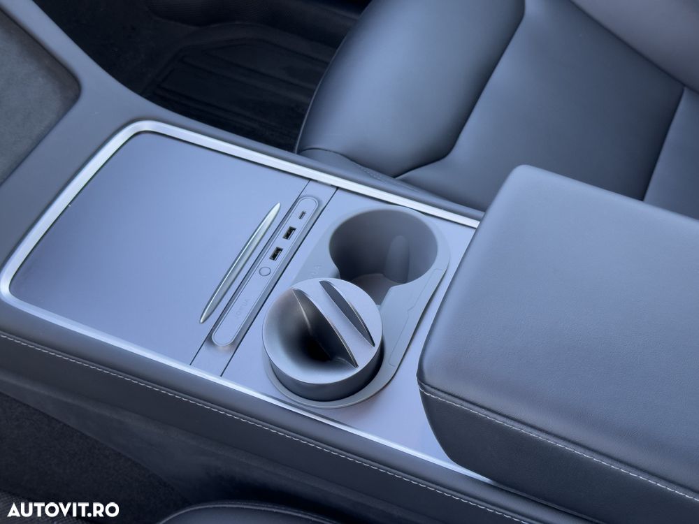 Tesla Model Y - 12