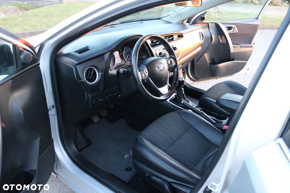 Toyota Auris 2.0 D-4D Prestige - 24