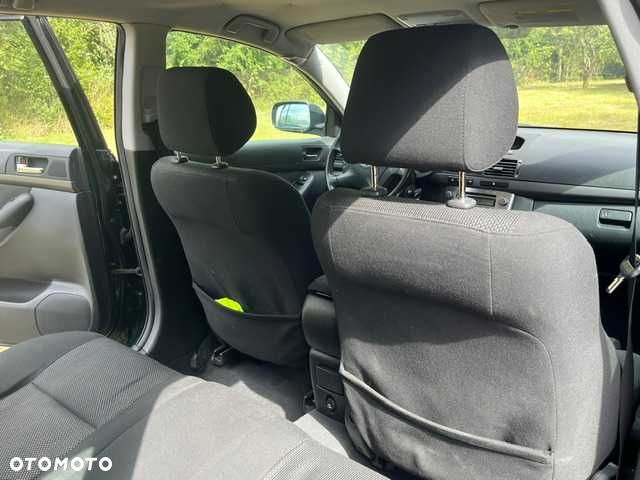 Toyota Avensis - 8