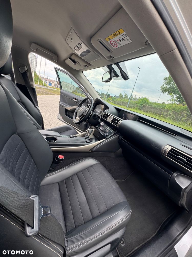 Lexus IS 300h Prestige - 15