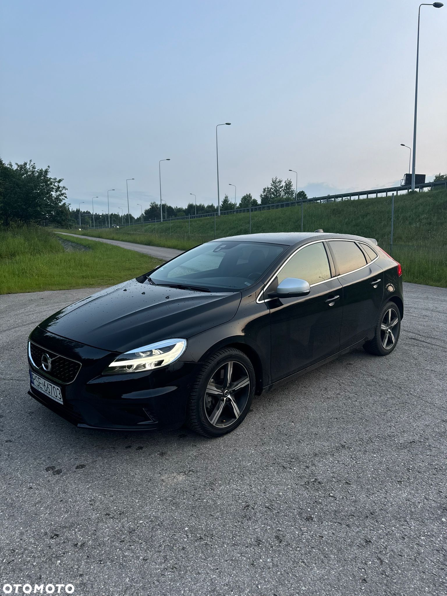 Volvo V40 T3 Drive-E R-Design Momentum - 1