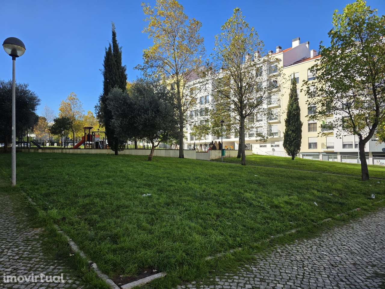 Espaço Comercial com 80m2, em funcionamento, parqueamento e arrecadaçã - Grande imagem: 3/7
