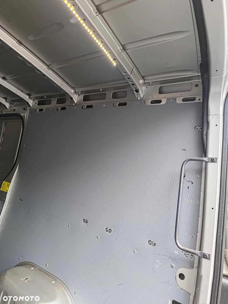 Mercedes-Benz Sprinter - 23