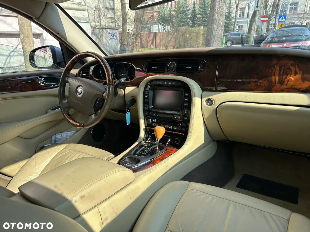 Jaguar XJ - 10