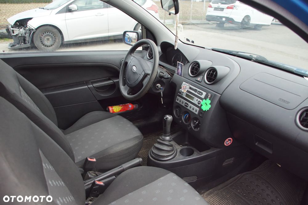 Auto na części - Ford Fiesta MK6 1.3 8V 60 KM 2S6G-6006-CA 2S6R-7002-MB 4CVE 2004R Silnik Skrzynia Drzwi Maska Błotnik Klapa Zderzak Lusterko Lampa Klamka Szyba Deska Kokpit Sterownik Moduł Czujnik Licznik Panel Kierownica - 15