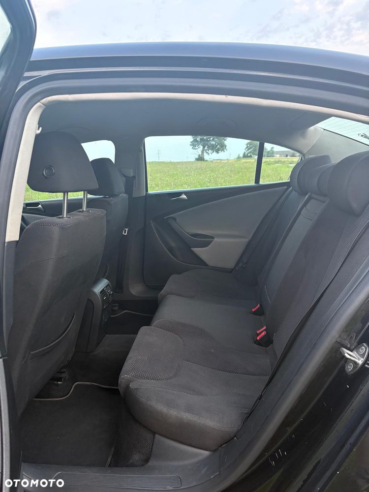 Volkswagen Passat 2.0 TDI Comfortline - 12