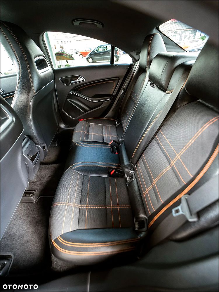 Mercedes-Benz CLA 180 7G-DCT Urban - 35