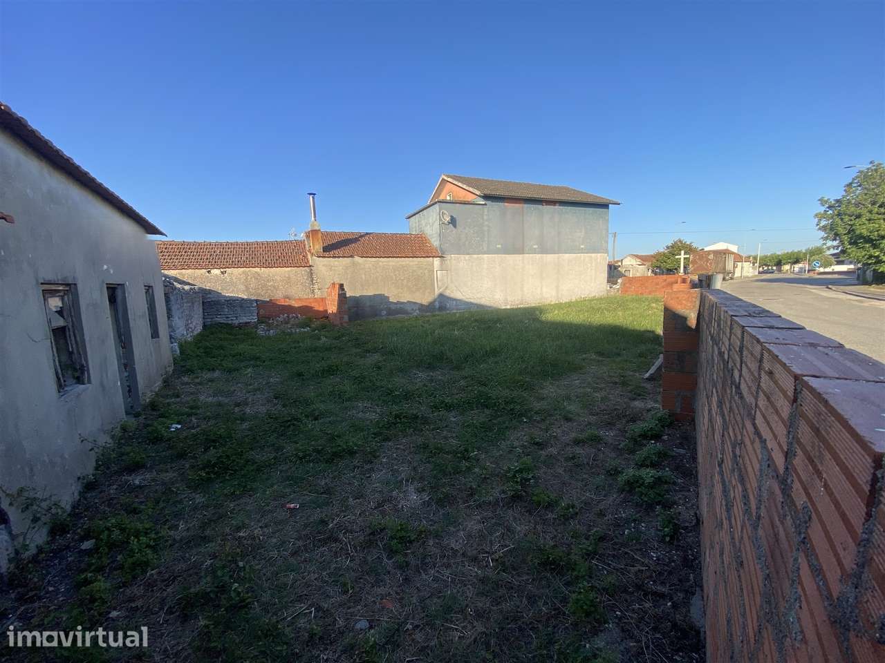 Moradia T1+1 p/ restaurar c/ jardim - Grande imagem: 4/25