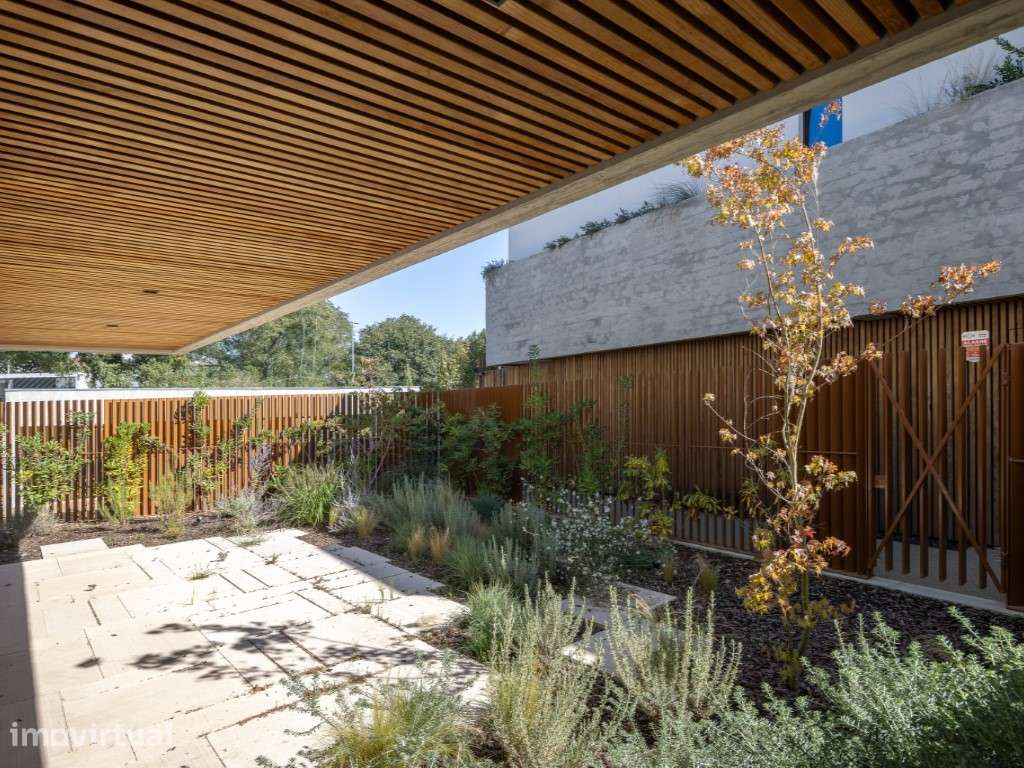 Moradia T3+1 com jardim privativo, garagem para 3 viaturas junto ao... - Grande imagem: 4/25