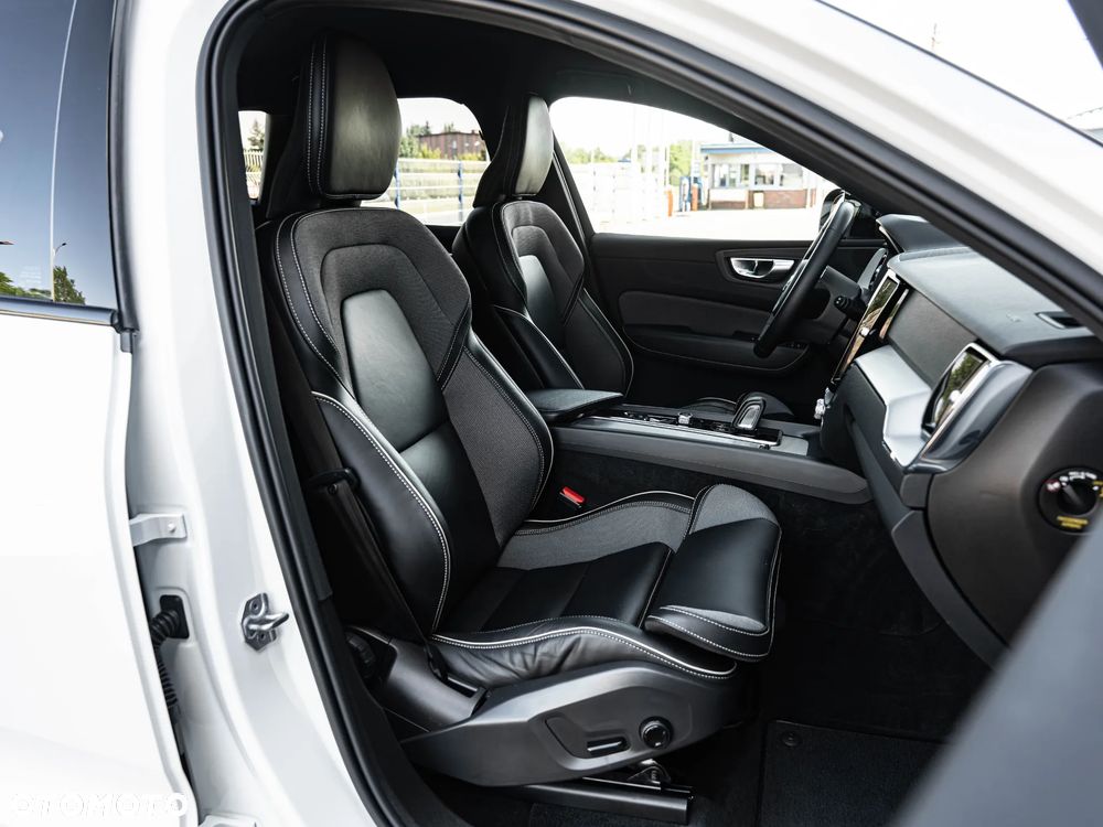 Volvo XC 60 B4 B Plus Dark - 25