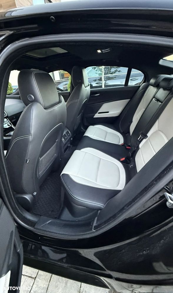 Jaguar XE 2.0 Portfolio - 21