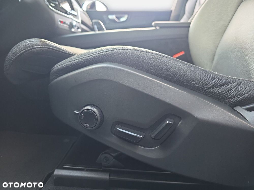Volvo XC 60 B4 D Plus Dark - 11