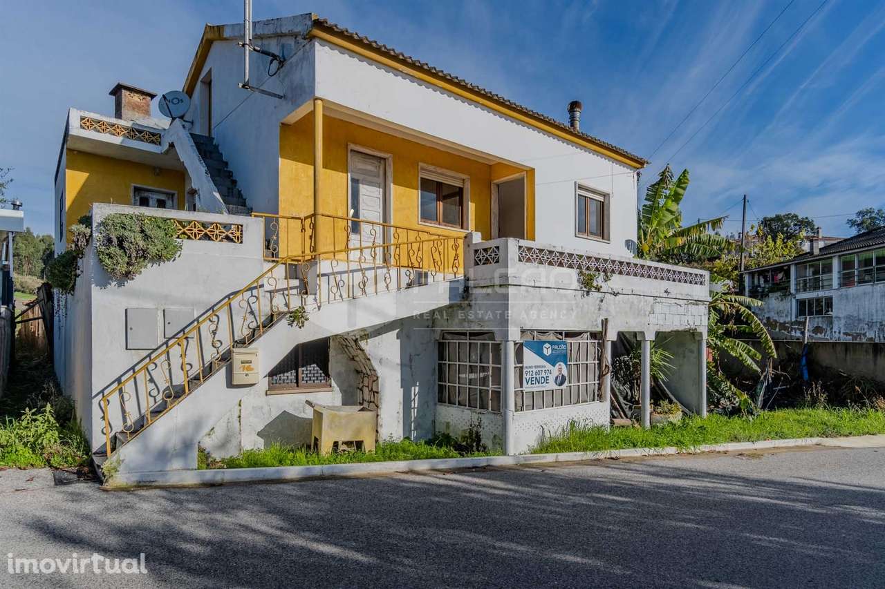 Moradia T3 em Alcobertas com lareira, varanda e potencial de investime - Grande imagem: 3/30