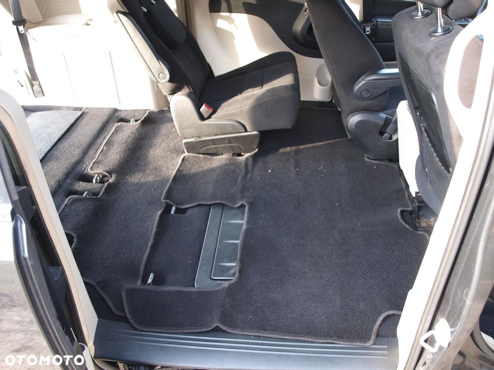 Chrysler Town & Country - 17