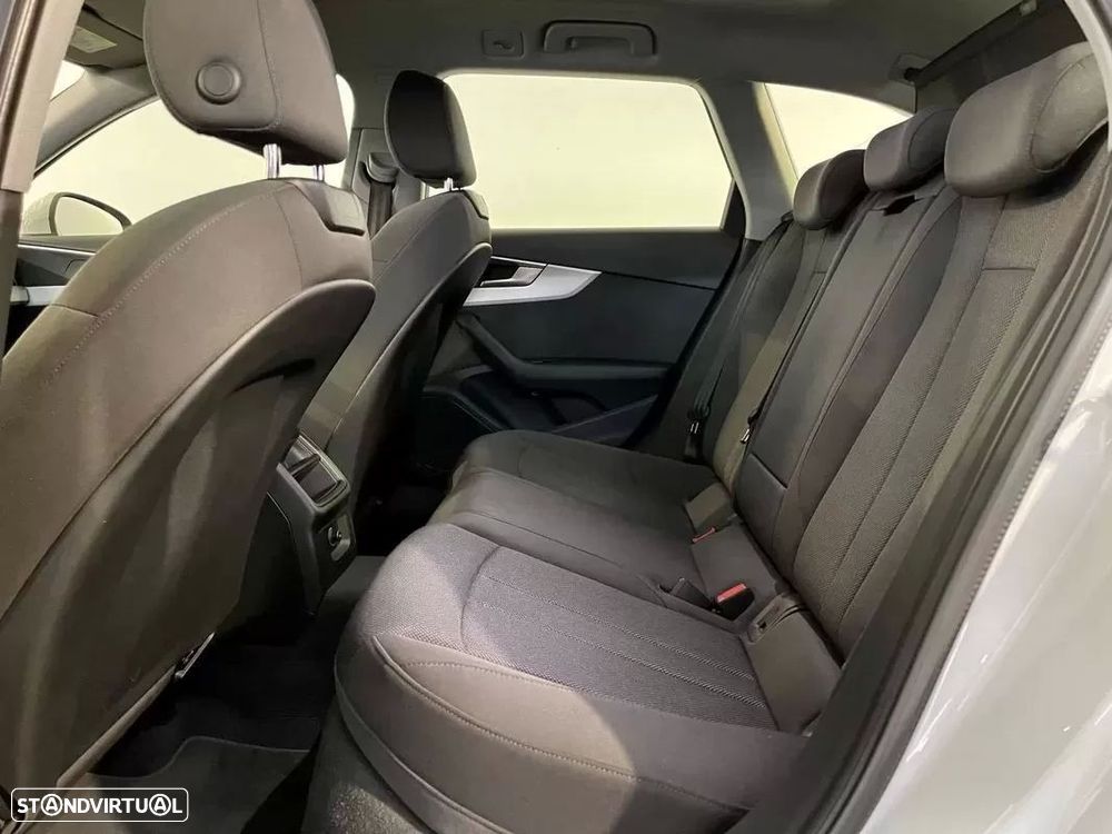 Audi A4 Avant 30 TDI S tronic — fotografia 17