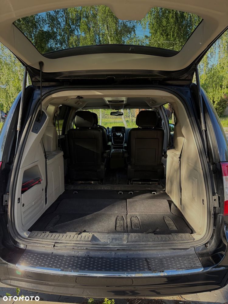 Chrysler Town & Country - 16