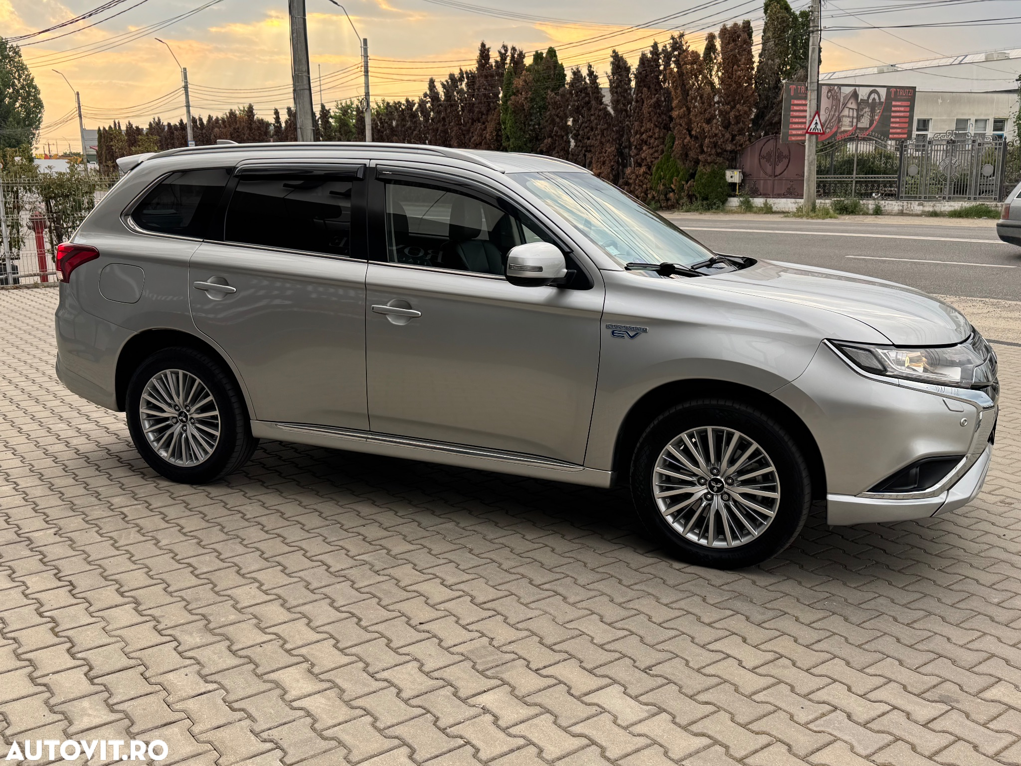 Mitsubishi Outlander 2.4 4WD Plug-In Hybrid Plus - 3
